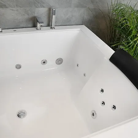 Private Lux With Whirlpool And Sauna In Couette-café